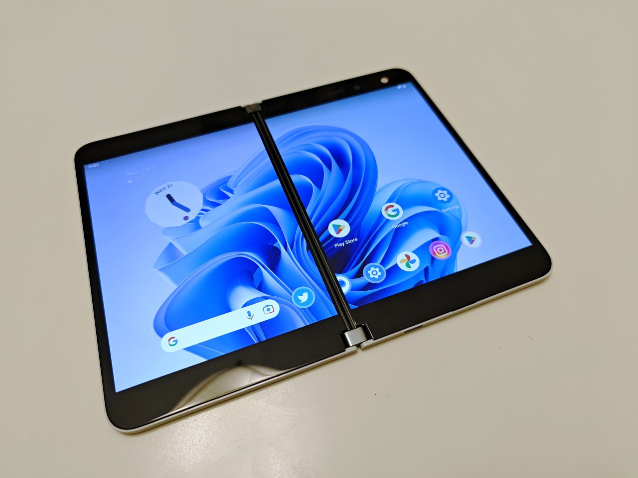 [video] Disponibile la prima Custom ROM con Android 13 per Surface Duo